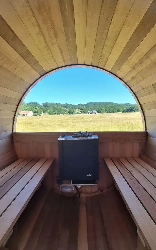Hot tub and sauna in Les Plans d'Hotonnes
