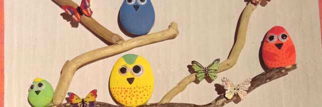 Atelier créatif : Cadre d'oiseaux avec des galets peints et bois flotté
