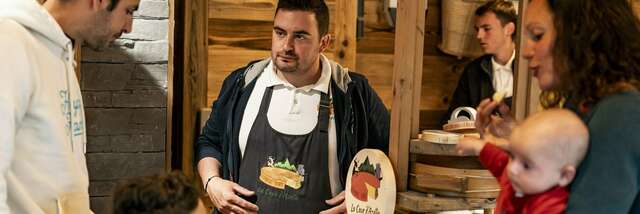 Visite d'une cave d'affinage de fromage Abondance