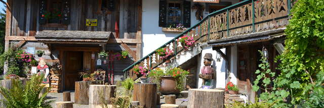 A tour on the little train to visit a dairy, La Fruitière des Perrières
