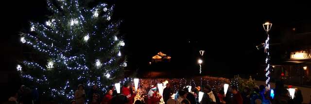 Serata di illuminazione dell'albero di Natale di Cordon