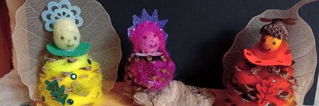 Atelier créatif : La famille royale des lutins en pommes de pin et laine cardée