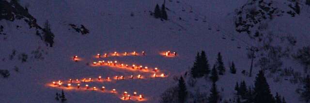 Descente aux flambeaux des moniteurs de l'école du ski français