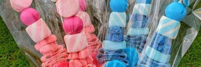 Confection de brochettes de bonbons