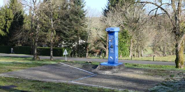 Aire d'accueil camping-car des Salles Lavauguyon