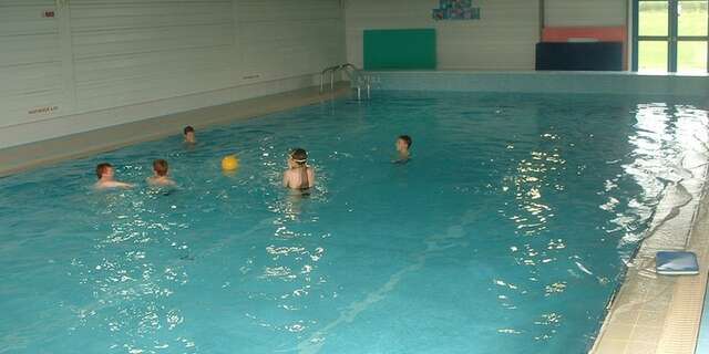 Leçon de natation à la Piscine de Saint-Pierre-en-Auge