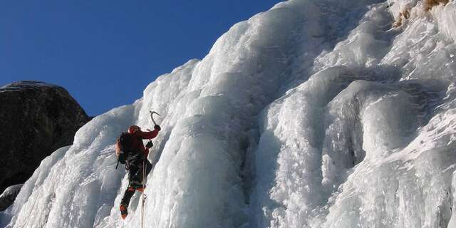 Cascade de glace avec un guide