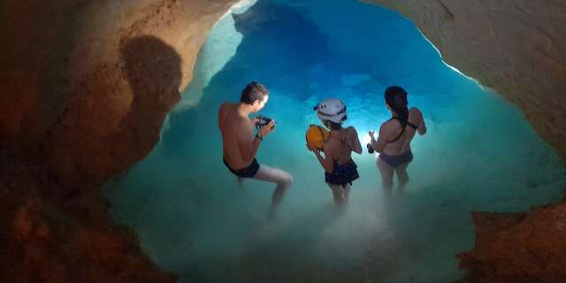 Espeleología diurna en agua caliente con Vertikarst