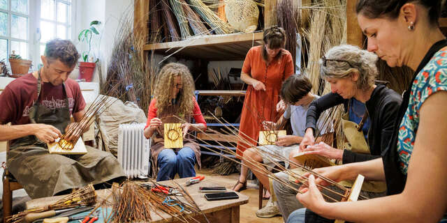 Atelier de vannerie : fabrication d'une mangeoire à oiseaux