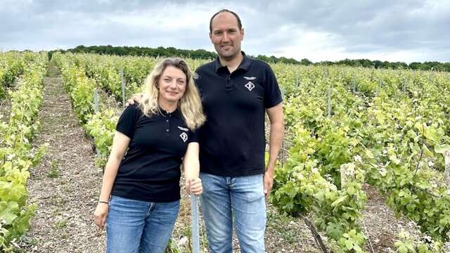 Vignobles en scène "démonstration de sabrage avec le champagne PIERRE Laurent