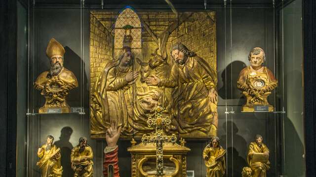 Vitrine d'objets cultuels