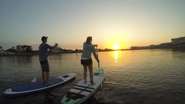 Descente du courant en paddle au coucher du soleil