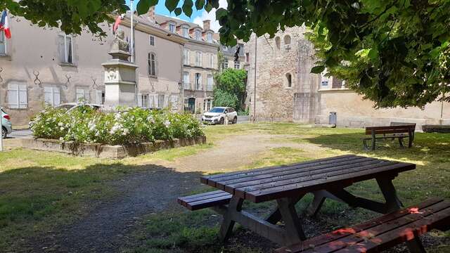 Aire de pique-nique à côté de la collégiale