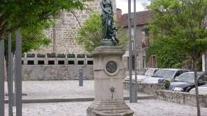 Fontaine en hommage au Docteur Ballet