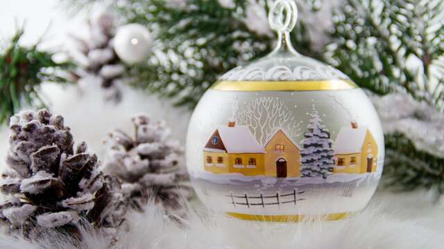 Exposition "Boules et crèches de Noël"