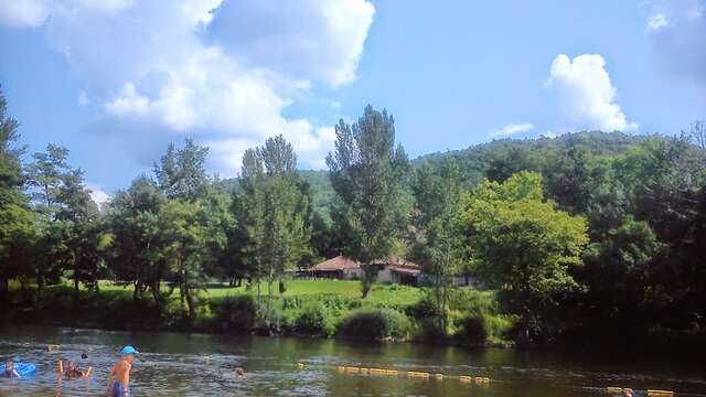 Baignade à Puy l'Evêque dans la rivière Lot