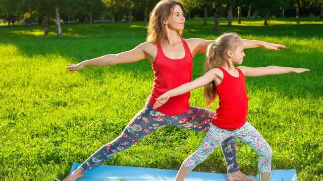 Yoga duo parent / enfant à la ferme