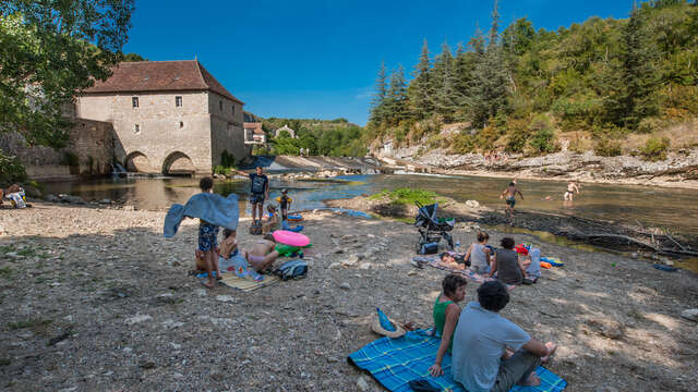 Baignade du moulin de Cabrerets dans la rivière Célé