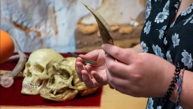 Les ateliers  enfants de la Maison du  Piage : "Atelier parure et visite du Musée"