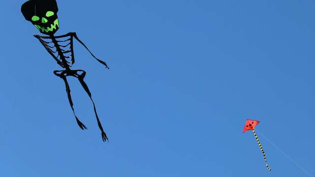 Halloween aux Tours de Merle : Atelier enfant: Fabrique ton cerf-volant d'Halloween