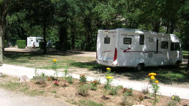 Aire communale de camping-cars des berges du Lot