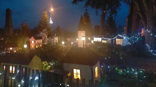 Village miniature illuminé, marché de Noël et concert