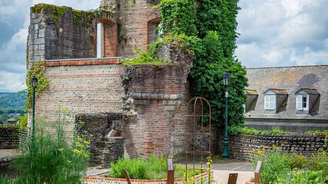 Place de l'Evêché de la cité médiévale de Lescar