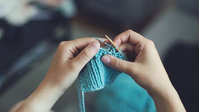 Animation familiale : Tricot solidaire et accueil au pied des escaliers