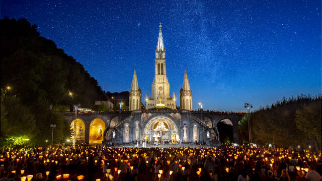 Procession mariale aux flambeaux