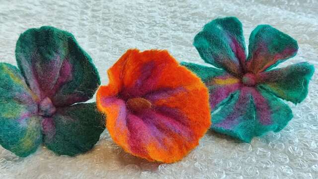 Atelier fleurs feutrées en laine animé par Sylvie Delacour