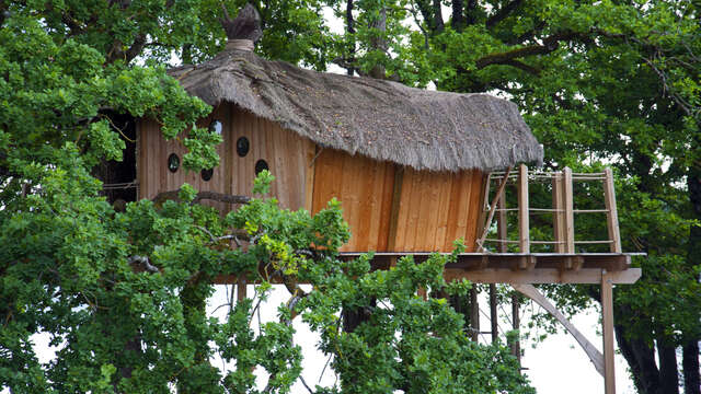 CABANE DANS LES ARBRES- AU RELAIS DU GUÉ DE SELLE