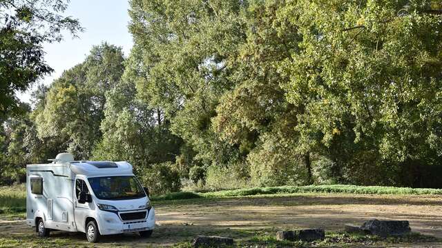 Aire de stationnement camping-car du Vieil Baugé-Le plan d'eau
