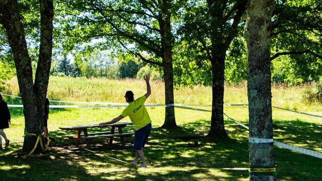 Slack-line, base de loisirs de Saint-Victurnien