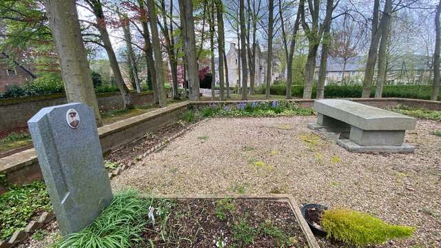 Tombe militaire isolée du Commonwealth à Fervaques - Lieutenant Anthony Clarke