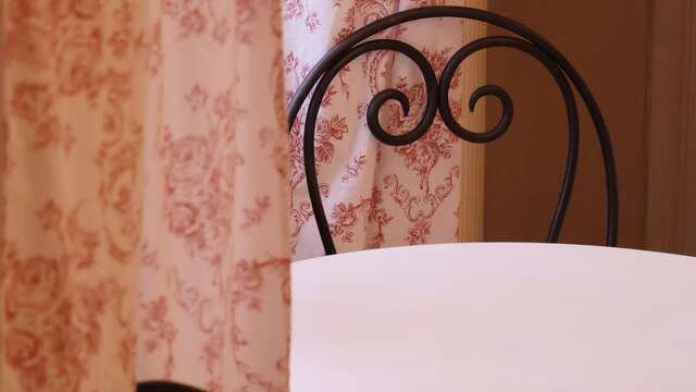 CHÂTEAU SAINTE COLOMBE - CHAMBRE ÉCRIN DE CHARME ROSE ET BLEU