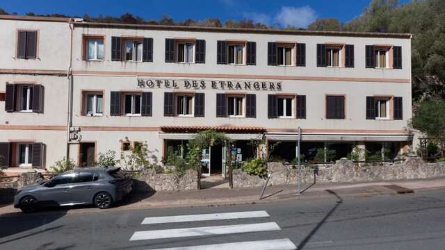 DES ETRANGERS