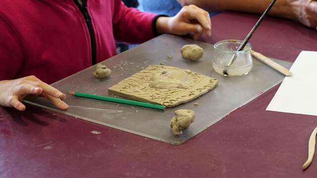 Atelier d'arts plastiques au Musée Départemental de Flandre: "Lumière d'argile"