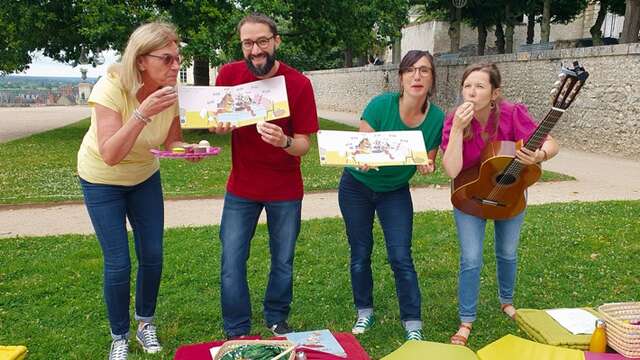 Lecture en plein air pour jeunes enfants