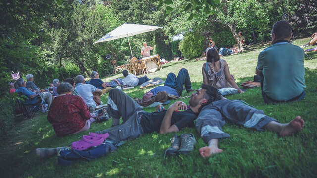 Sieste musicale dans les jardins royaux