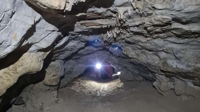 Spéléologie dans la grotte de la résurrection- En Montagne