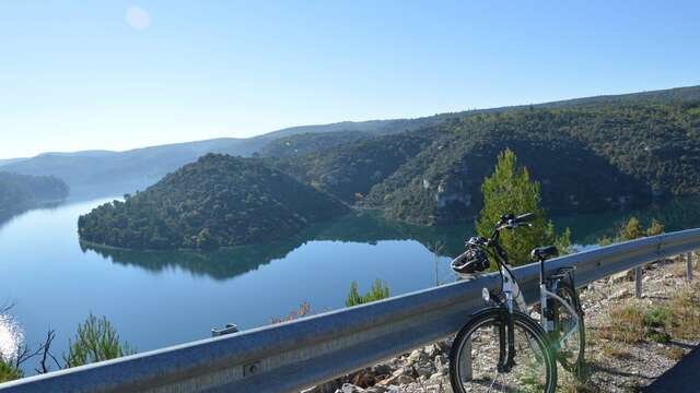 A vélo au fil de l'eau et de l'histoire singulière du Verdon