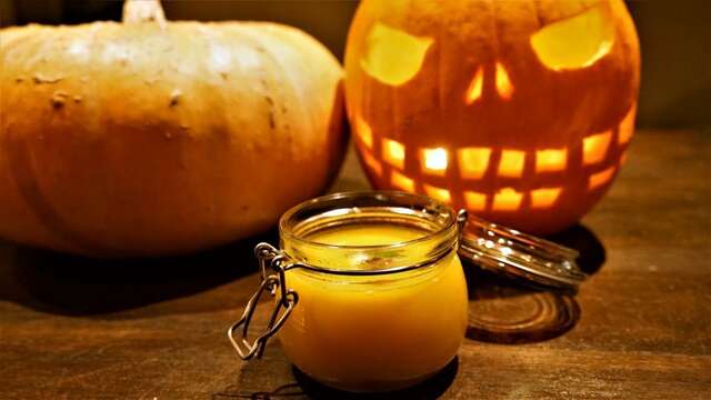 Décorations effrayantes et découpage des citrouilles