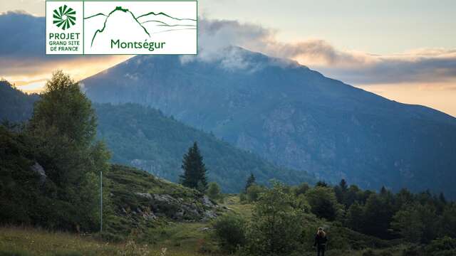 Lever de soleil sur les montagnes du grand site