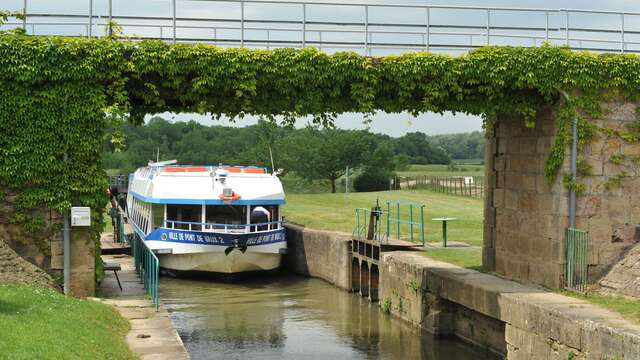 Restaurantschiff "Ville de Pont de Vaux 2" (Stadt Pont de Vaux 2)