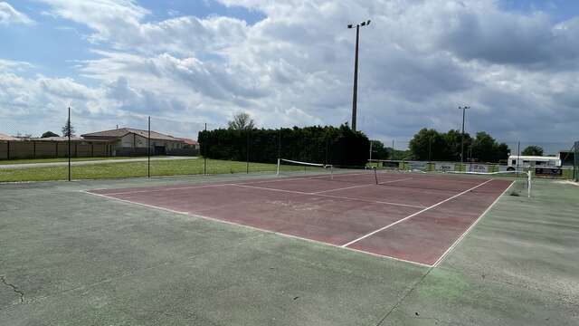 Terrain de tennis à Léribosc