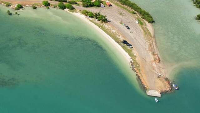 Plage Est du Wharf de Ouano (au Nord de presq. Î. Ouano)