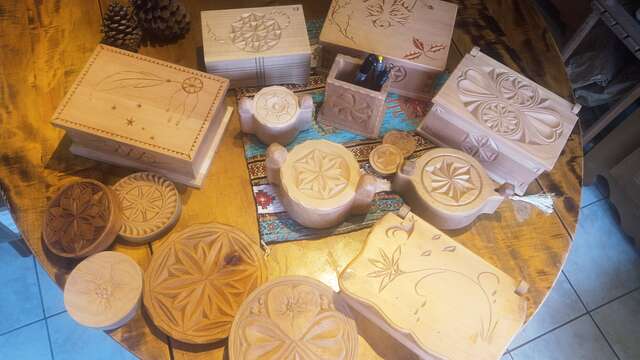 Scintiller au fil des saisons : introduction to knife carving and sale of carved wooden objects