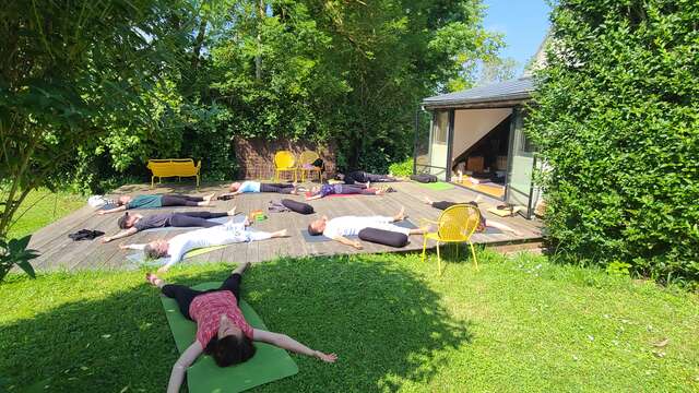 Workshop di yoga sulla spiaggia con Camille Navarre