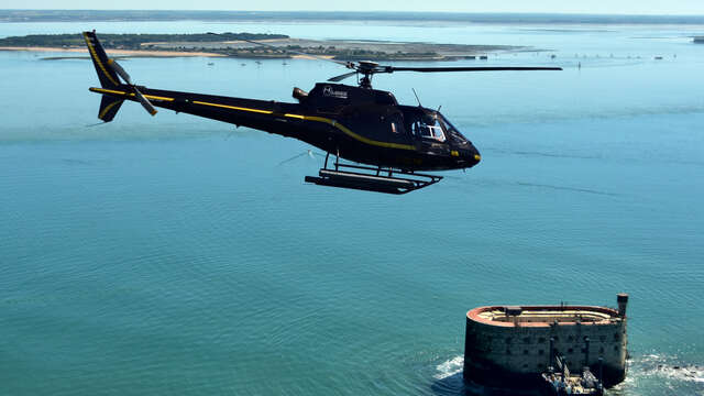 Survol de Fort Boyard en hélicoptère