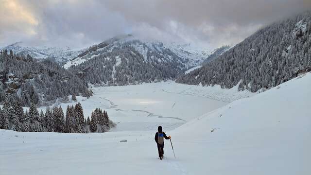 Randonnée raquette à la journée au lac de Saint Guérin